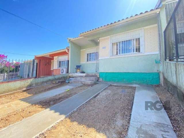 VENHA CONHECER A SUA FUTURA CASA! Localizada em um bairro tranquilo e familiar, esta encantadora casa possui 2 quartos espaçosos, 1 sala aconchegante, 1 banheiro moderno, 2 vagas de garagem para acomo