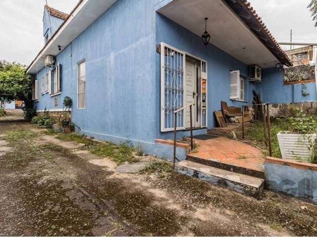 Excelente casa à venda. Propriedade ideal para sua residência e seu negócio comercial (oficina, pet shop, marcenaria). Essa propriedade dispões de 3 dormitórios. O quarto de casal, além de amplo e bem