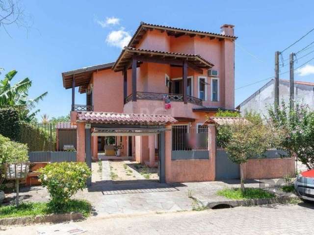 Excelente casa de 3 dormitórios com sacada, sendo 1 suíte, suíte principal com closet e sacada com vista lindíssima para o pôr do sol. Ficam no imóvel  todos os móveis sob medida, sala de 2 ambientes 