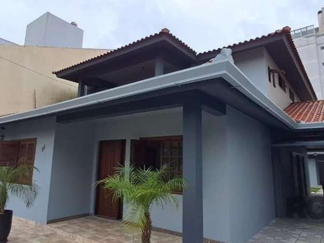 Casa com 04 dormitórios, 06 vagas de garagem, edícula, no Bairro Jd. Itu.&lt;BR&gt;&lt;BR&gt;Casa de 2 andares recém reformada composta de: &lt;BR&gt;- Andar inferior ampla sala de estar, 01 dormitóri