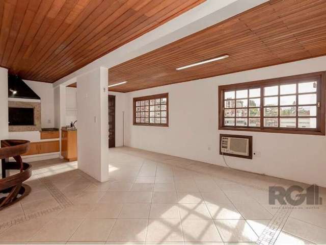 Descubra a oportunidade única de adquirir uma excelente cobertura, com 154m² de área privativa, com ótimo preço no charmoso bairro Mont'Serrat. Este imóvel é perfeito para quem busca personalizar sua 