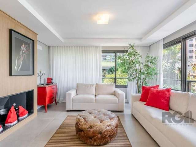 Apartamento Garden semi mobiliado com 369m² privativos com 3 suítes e 3 vagas de garagem no bairro Moinhos De Vento. Imóvel possui amplo living para três ambientes, lareira, lavabo, cozinha americana 