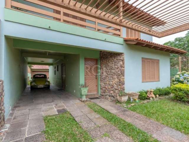 Sobrado com 3 dormitórios (em tabuão), suíte, living 2 ambientes c/lareira (em piso frio), lavabo, cozinha montada. Pátio c/40m², cerca elétrica e portão eletrônico.&lt;BR&gt;Vamos visitar?&lt;BR&gt;A