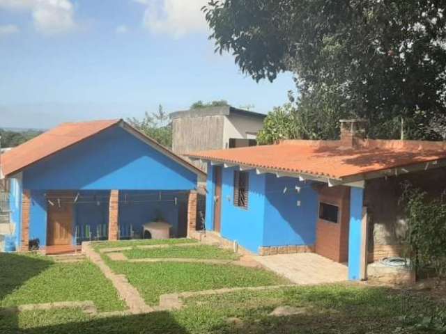 Excelente casa no Bairro Belém Novo, com quase 500m2 de área total, bem arejada, com 2 quartos, 2 salas,  cozinha com móveis planejados e fogão a lenha, 1 banheiro, lavanderia, área para  churrasco co