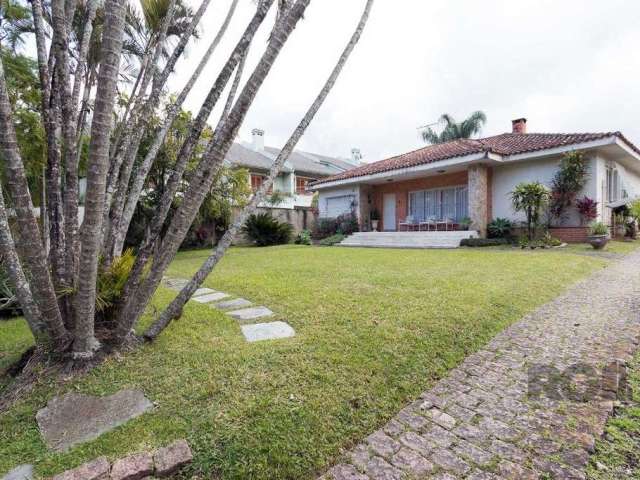 Casa térrea em excelente terreno no Jardim Isabel em rua tranquila, próxima a dois grandes Colégios Particulares da Zona Sul: João Paulo e Marista Ipanema, além de diversas áreas verdes e praças no en