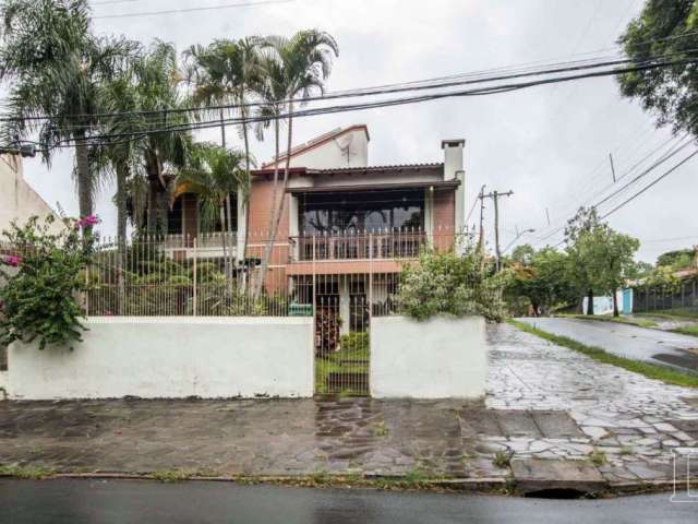 Excelente casa à venda no bairro Cristal em Porto Alegre.&lt;BR&gt; Com quatro dormitórios, sendo uma suíte, três vagas de garagem.&lt;BR&gt; Área privativa de 485m² e área total de 526m².&lt;BR&gt; I