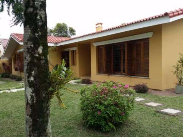 Ótima  casa de  4 dormitórios,  sendo 2 suítes, uma suíte master, living para 2 ambientes, sala de jantar, split na sala e nos quarto, água quente, churrasqueira, copa cozinha e cozinha montada, depen