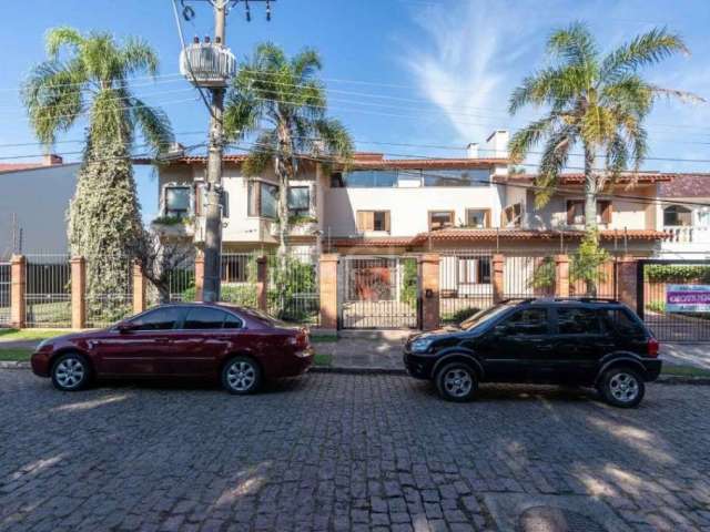 Residência de alto padrão  com vista para o lago Guaíba, 6 dormitórios ambos suítes, piscina, dependência de empregada, canil, 6 lareiras sendo 2 a etanol, segurança. Placas de energia solar.&lt;BR&gt