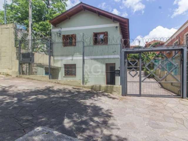 Ótima casa no bairro Glória, com 2 terrenos, semimobiliada, muito iluminada e ventilada, com 510m² e 3 pavimentos em Porto Alegre. &lt;BR&gt;No primeiro pavimento possui uma residência independente da