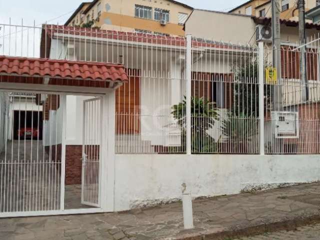 Excelente casa, bem localizada, a poucos metros do novo záffari Teresópolis, Bourbon Shopping e complexo do Hospital Moinhos, com bastante potencial, teto de Laje pré moldadas(caso queira construir um