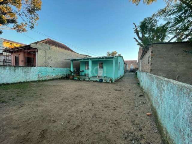 TERRENO, 10X48,20, BAIRRO CAMAQUÃ  &lt;BR&gt; &lt;BR&gt;Terreno medindo 10m de frente  e 48,20m de frente ao fundo, totalizando 482m², com Casa sobre o mesmo, com 03 dormitórios e vaga para 03 carros 