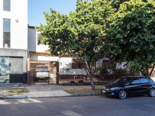 Casa Sobrado junto ao comércio da região. Bom ponto comercial ou ampla residência com apartamento anexo. 4 suítes. &lt;BR&gt;No sobrado 3 suites, 1 térrea, living 2 ambientes, lavabo, copa cozinha, la