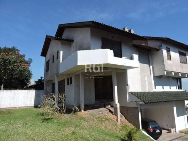 Excelente casa em construção, onde faltam acabamentos e finalização da obra, com 3 suítes, e com 1 apartamento de 2 dormitórios no piso inferior, terreno com mais de 600m² com uma linda  vista panorâm