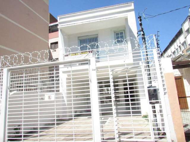 Excelente casa comercial ou residêncial no bairro Menino Deus.&lt;BR&gt;Entrada em gradil novo, lindo jardim na frente, na parte inferior imenso salão aberto todo em porcelanato, com 1 banheiro,  jard