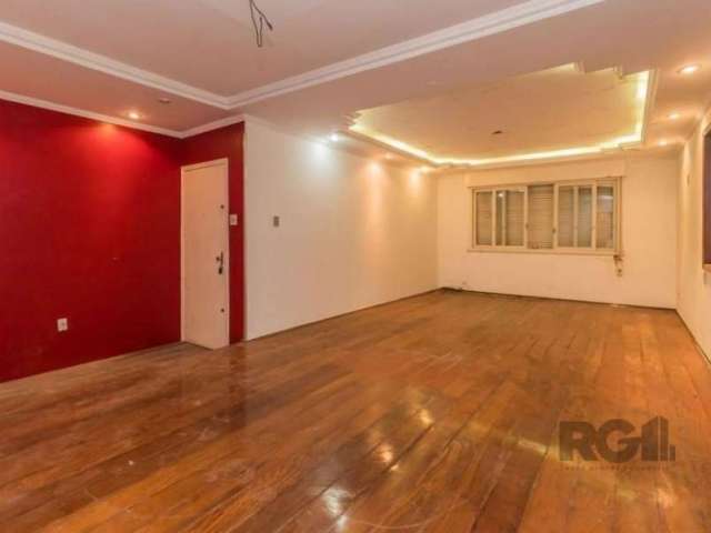 Casa de 3 dormitórios no bairro Petrópolis. Excelente casa, com terreno de 10,80m x 32m, com vagas p/ 4 carros na frente,  living amplo, 3 dormitórios com suíte, banheiro social, cozinha, corredor com