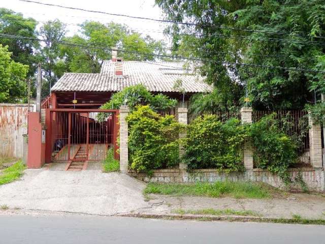 Casa no centro de Belém Novo - living para 3 ambientes com cozinha americana integrada, 3 dormitórios, sendo 2 suites com hidro. Edícula com lavanderia  /-- 60m2. Garagem para 3 carros. Placas de emer