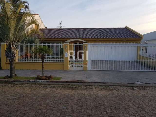 Casa plana ,03 dormitórios ,sendo uma suite com hidro massagem, hall de entrada,living 03 ambientes com lareira, finamente decorado,lavabo,sala de jantar,banheiro social com esmero e qualidade,cozinha