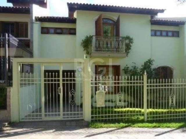 Casa de 4 (quatro) dormitórios, 1 (uma) suíte, banheira e closet. Ao todo são 6 banheiros na casa. Piscina, churrasqueira, duas salas de refeição, alarme. Portões automáticos.&lt;BR&gt;&lt;BR&gt;Na pa