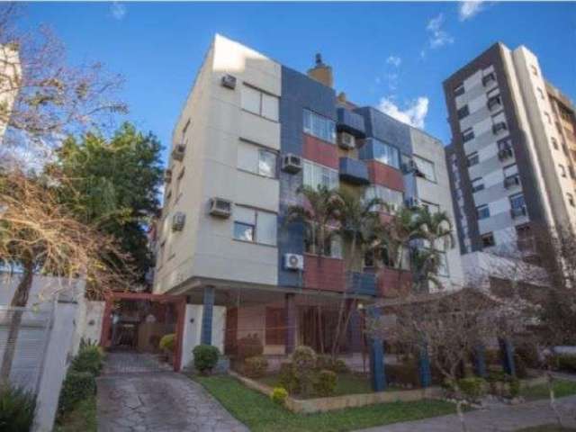 Cobertura com 3 amplos dormitórios, no bairro Tristeza, em Porto  Alegre/RS. Living 3 ambientes com sacada integrada, cozinha e área de serviço separada, dois banhos sociais. Andar superior com duas s