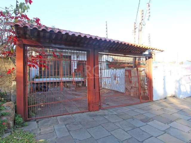 Casa localizada na clemente pinto, muito bem construída, com estrutura para mais um andar 4 quartos grandes, completos sendo uma suite com espaço para closet e vista para porto alegre, pequeno pátio n