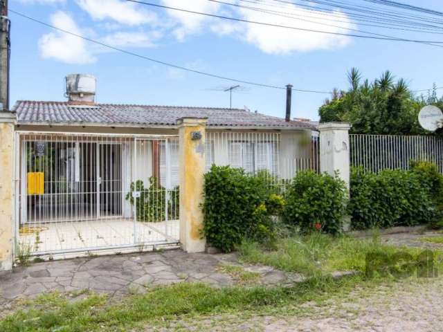 Casa na Hípica, em Porto Alegre, térrea, 239 m² privativos, com ótima conservação, living para dois ambientes, com lareira, banheiro auxiliar, copa, cozinha, 3 dormitórios, sendo 1 ampla súitel, esper