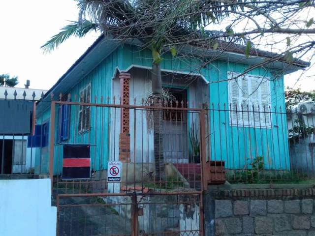 Casa de 2 dormitórios no Jardim Botânico ao lado do Bourbon Ipiranga, com living de dois ambientes, sala de jantar, banheiro social e cozinha, garagem fechada para um carro e estacionamento para mais 