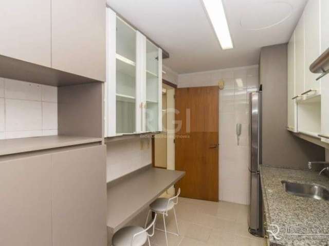 Vende-se apartamento com excelente localização em frente ao Iguatemi, decorado e semi mobiliado, com 3 quartos (dormitórios), sendo 1 suíte, com vaga de garagem coberta, living em 3 ambientes com saca