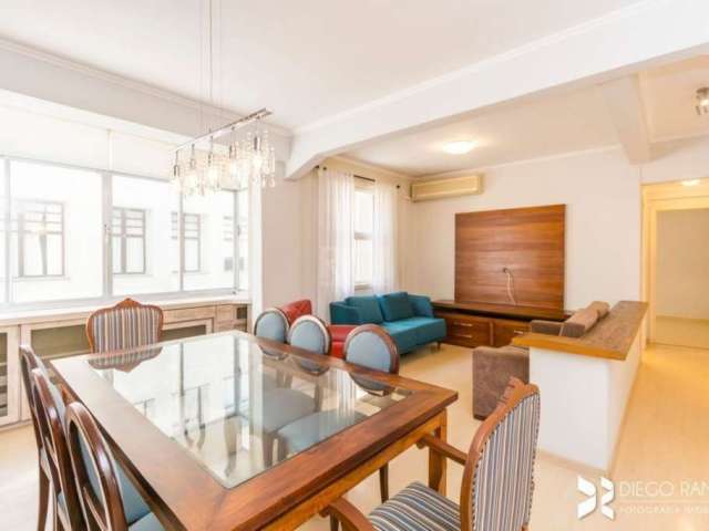 Apartamento á venda, Edifício Gloria,  com 2 dormitórios, 2 banheiros, sala de jantar, cozinha, área de serviço, churrasqueira, lareira, 1 varanda  e vista panorâmica. O imóvel possui 87m² de área pri