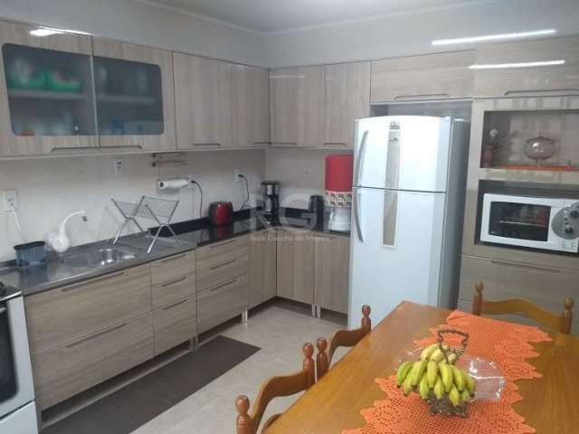 Um amplo apartamento, quarto andar. Uma ampla cozinha planejada, hall, área de serviço, lavabo, sala com dois ambientes, 3 quartos, 1 suíte, 1 banheiro com água quente na pia, tanque na área de serviç