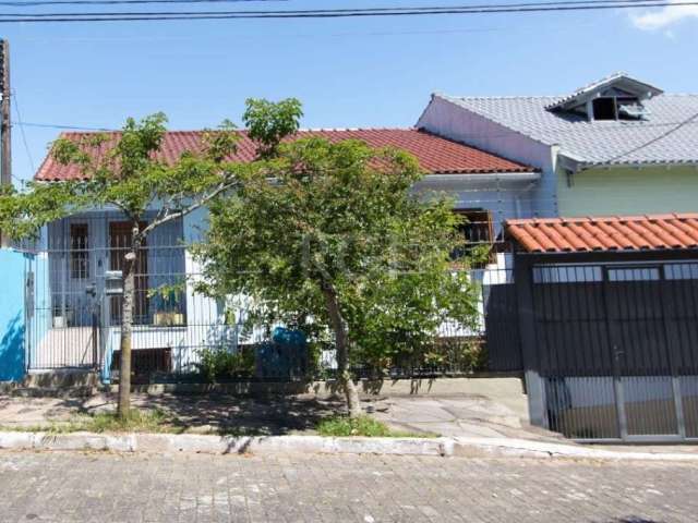 Casa com 211m², possui  3 dormitórios, sala de janta, sala de estar, 3 banheiros, cozinha, Lavanderia , área com churrasqueira e lavabo. Todas as peças são amplas e impecável sem necessidade de qualqu