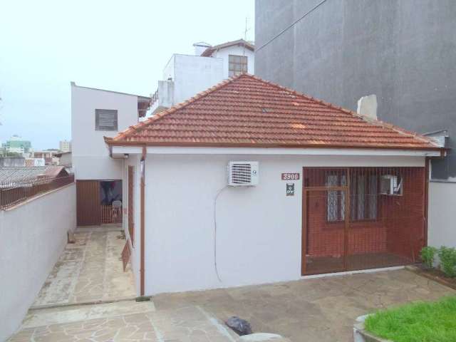 Ótima casa no bairro Higenópolis, a poucos minutos do Zaffari Higienópolis.&lt;BR&gt;Possui sala de estar, sala de jantar, 3 dormitórios, banheiro, e cozinha americana. Pátio frontal amplo, churrasque