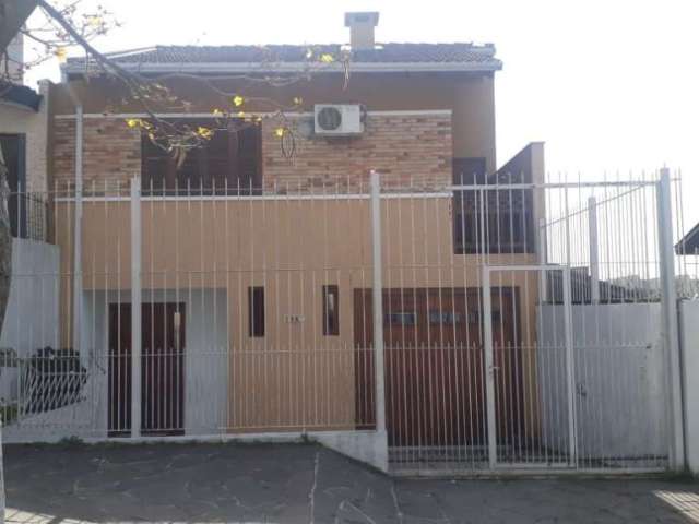 Casa 2 dormitórios, 2 suítes, 2 vagas de garagem, no bairro Partenon, Porto Alegre/RS  &lt;BR&gt; &lt;BR&gt;Linda  casa no Partenon, com 2 suítes, living com lareira, lavabo, ampla cozinha com móveis 