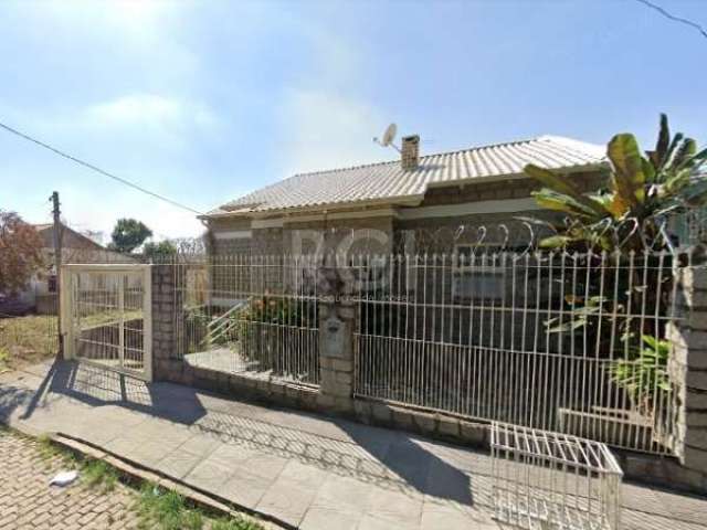 Ótima residencia (sobrado), 3 (três) dormitórios, 1 (uma) suíte, sala ampla com lareira.Edícula com sala, dormitório, banheiro e churrasqueira, piscina e 3 (três) vagas cobertas. Aceita imóvel.