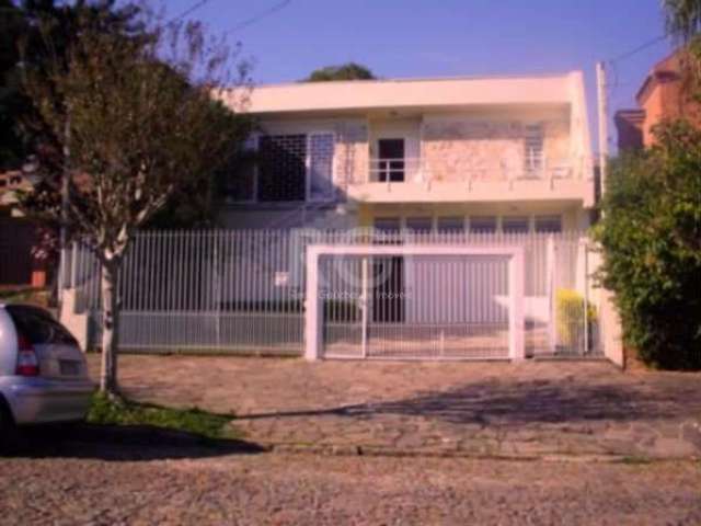 Casa localizada no bairro Chacara das Pedras com 215m². Imóvel com 03 dormitorios sendo 01 suíte, 03 banheiros, salas de estar e jantar, cozinha, churrasqueira, piscina e pisos em cerâmica. Imóvel com