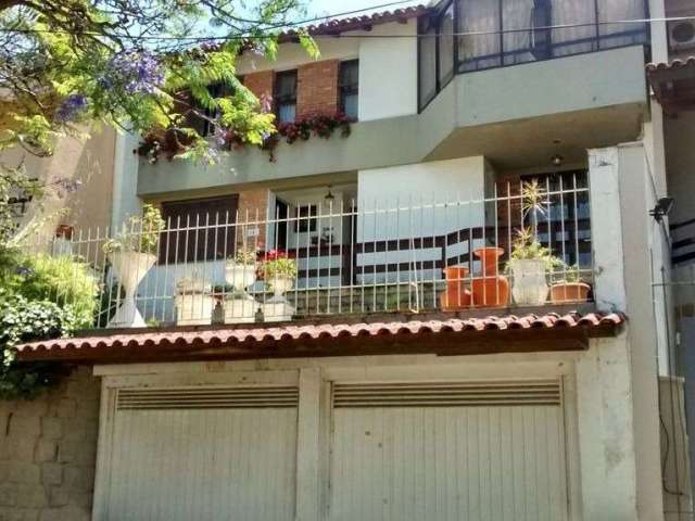 Excelente casa no Bairro Três Figueiras , divisa com Bairro Chácara das Pedras, 4 salas amplas, 04 dormitórios, escada e Ipê, lavabo, lavanderia, área de serviço, pátio grande com piscina, vaga para 2