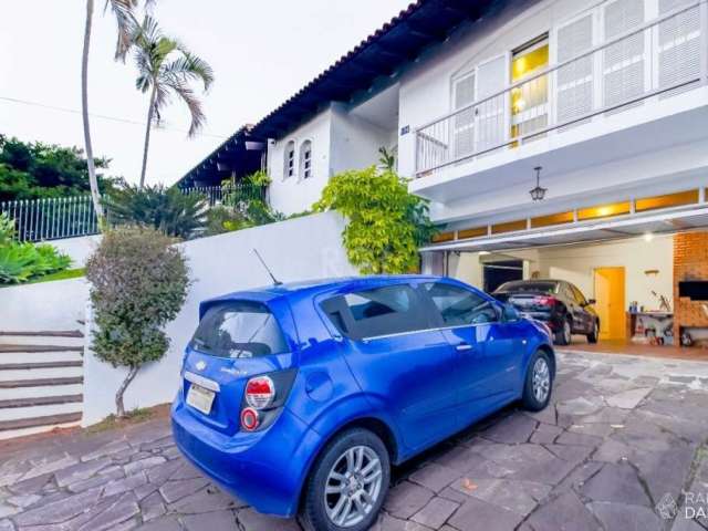 Excelente oportunidade exclusivo!!!  Própria para investidor e moradia, casa com vista previlegiada,em area nobre , proximo ao Shoping Iguatemi . com 5 quartos , 1 suite,4 banheiros , garagem para 4 c