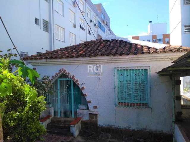 Excelente terreno com 11,00 de frente por 72,00 de fundos totalizando 792 metros, com uma casa em cima, que pode ser habitada.em frente ao colégio israelita. no bairro santa cecília em porto alegre-rs