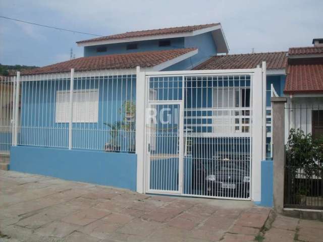 Excelente  casa em bairro tranquilo , perto de supermercados, farmácia e comércio em geral.&lt;BR&gt;Casa principal : 4 dormitórios ,1 suite , 3 banheiros , cozinha  porão , área de serviço ,com pátio