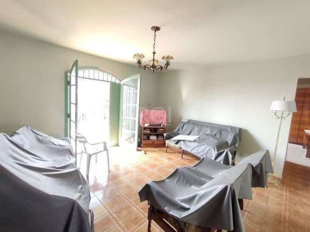 Prédio na parte superior  um apartamento de 2 dormitórios , suíte,  cozinha, banho social, sacada na frente e nos fundos e vaga de garagem para 3 carros. &lt;BR&gt;Possui na parte térrea 3 lojas com 3