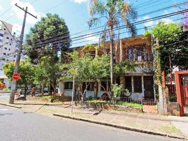 Casa de dois pisos com 4 dormitórios, 1 suíte, living 2 ambientes, banheiro social, cozinha, lavanderia, área de serviço e sacada. Terraço com churrasqueira, dormitório e banheiro. &lt;BR&gt;&lt;BR&gt