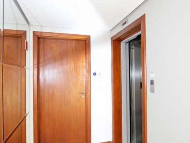 Excelente cobertura 3 dormitórios, suíte e closet, sala de estar com lareira, sala de jantar, escritório, sacada, ficam móveis sob medida,  2 banheiros, cozinha e área de serviço. Andar superior sala 