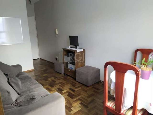 Vende-se apartamento desocupado de 3 dormitórios, ensolarado, sol norte, living amplo em 2 ambientes, cozinha, banho social reformado, área de serviço independente e 1 vaga de garagem rotativa. Prédio