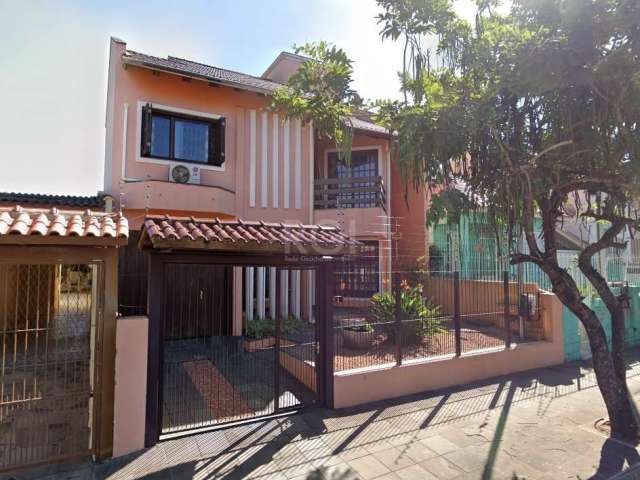 Ótima residência com 316m² construídos, em terreno medindo 10 x 33m, no bairro Cavalhada. Possui living amplo para 2 ambientes com sala de estar com lareira e sala de jantar, 3 dormitórios sendo 1 suí