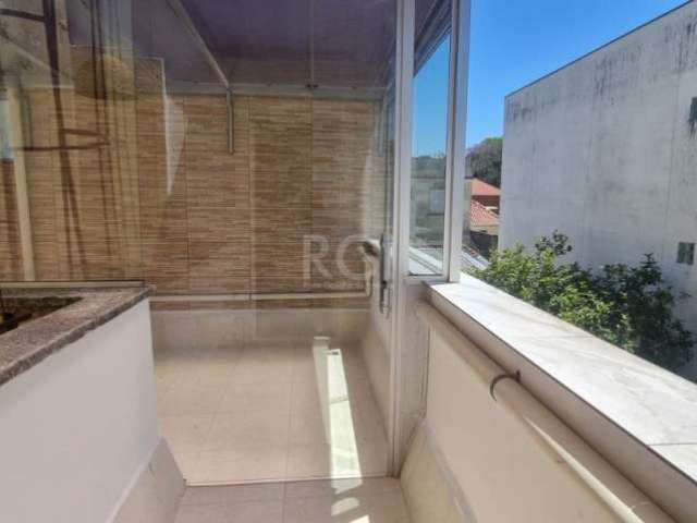 Amplo apartamento Duplex com uma suíte,  sendo o total de 2 dormitórios,cozinha, banheiro , sala  semi mobiliado, 93m², possui garagem com box escriturado.&lt;BR&gt;Os limites do bairro Santo Antônio 