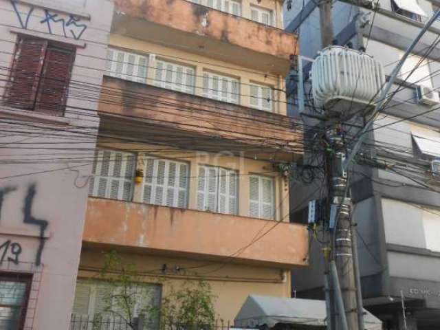 APARTAMENTO 2 DORMITÓRIOS NO BAIRRO: CENTRO DE HIS´TORICO EM PORTO ALEGRE.&lt;BR&gt;Apartamento de 2 dormitórios, sala de jantar, cozinha, 2 banheiros, área de serviço, pátio com área aberta, térrreo,