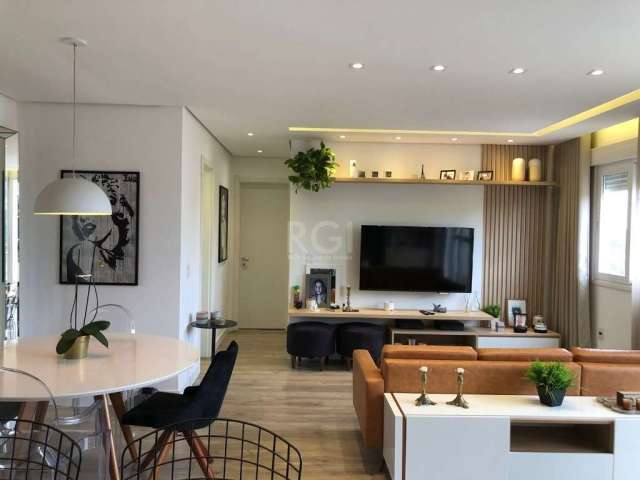 Lindo apartamento de 3 dormitórios, TRANSFORMADO EM 2 com living estendido, SEMI  MOBILIADO. &lt;BR&gt;O apartamento possui 1 suíte, com mais 1 banheiro social,  piso de alto padrão e armários em toda