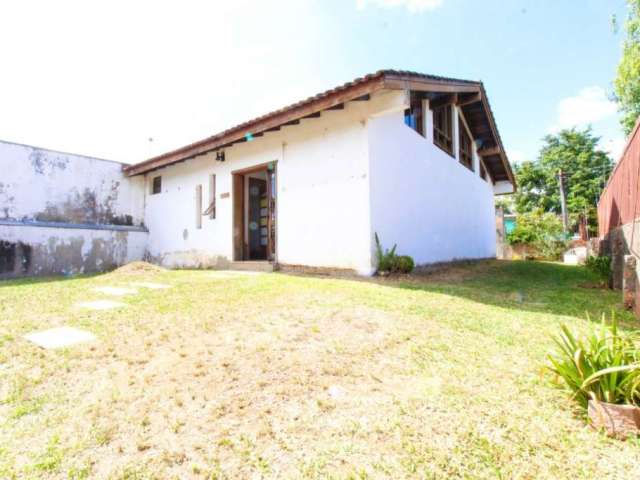 CASA 3 DORMITÓRIOS NO BAIRRO SARANDI EM PORTO ALEGRE. Casa transformada em comercial de esquina, com terreno 12X28, composta de recepção, cozinha, 2 banheiros e salão principal. Excelente para qualque