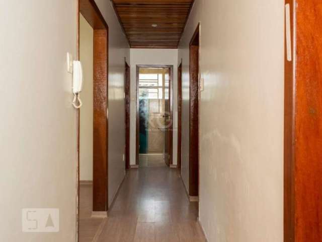 Vende apartamento térreo com acesso pela porta lateral do prédio, de  2 quartos, banheiro com box de vidro, living para dois ambientes, corredor de circulação,  cozinha,  dispensa e área de serviço/la