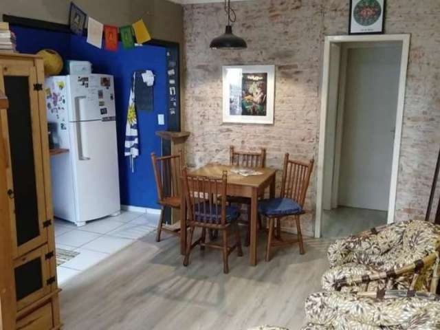 Vende-se cobertura inteiramente reformada, modernizada, ensolarada e com vista perene. 1 quarto/dormitório amplo e com sacada, living 2 ambientes, cozinha americana, área de serviço independente e esc