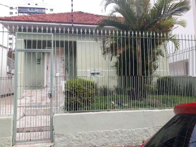 Vende-se casa em ótima localização, 3 dormitórios, sendo 2 suítes, 4 banheiros, ampla área de serviço, dependência de empregada, living amplo com lareira, sala de jantar, espaço gourmet e estacionamen